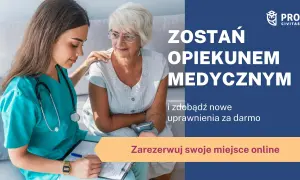 Młody opiekun medyczny troskliwie pochyla się nad starszą pacjentką, notując coś na kartce.