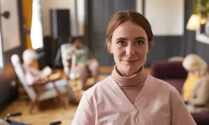 Uśmiechnięta opiekunka medyczna w ZOL. Zastanawiasz się, ile zarabia opiekun medyczny w ZOL?
