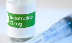 Fiolka z lekiem Retatrutide 12 mg i strzykawka gotowa do podania.