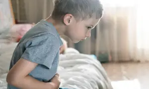 Dziecko wymiotuje i boli brzuch? Sprawdź, jak mu pomóc bezpiecznie.