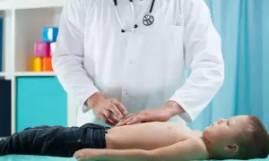 Ból brzucha u dzieci: co podać i kiedy do lekarza? Poradnik