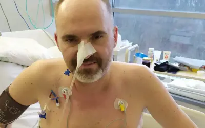 Mężczyzna w szpitalu z sondą nosową i elektrodami na klatce piersiowej. Jego walka z rakiem trzustki i rokowania są trudne, ale nie traci nadziei.