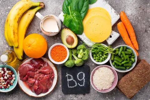 Produkty bogate w witaminę B12: Jak skutecznie uzupełnić niedobory?