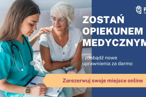 Młody opiekun medyczny troskliwie pochyla się nad starszą pacjentką, notując coś na kartce.