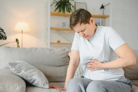Objawy bólu trzustki: Kiedy to sygnał alarmowy? Nie ignoruj!