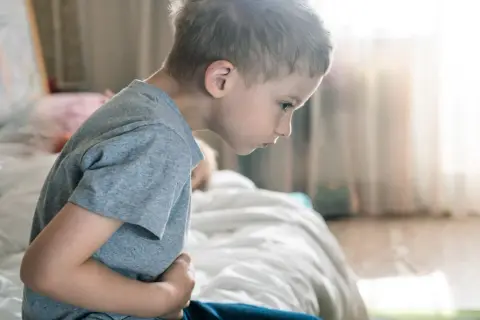 Dziecko wymiotuje i boli brzuch? Sprawdź, jak mu pomóc bezpiecznie.
