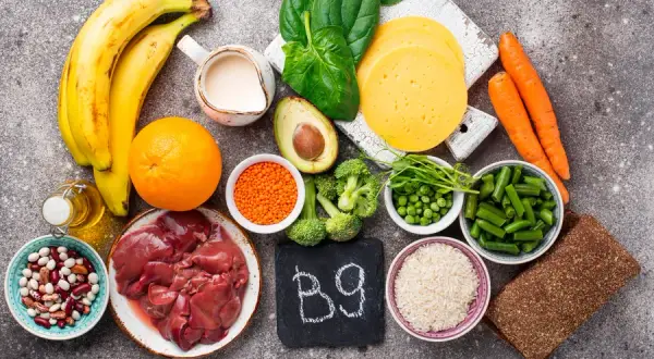 Produkty bogate w witaminę B12: Jak skutecznie uzupełnić niedobory?