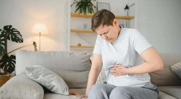 Objawy bólu trzustki: Kiedy to sygnał alarmowy? Nie ignoruj!