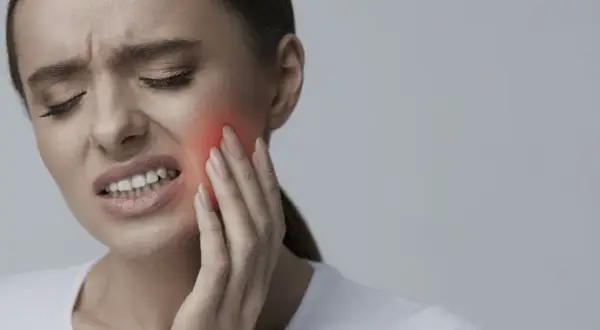Szałwia na ból zęba: Jak stosować i kiedy do dentysty?