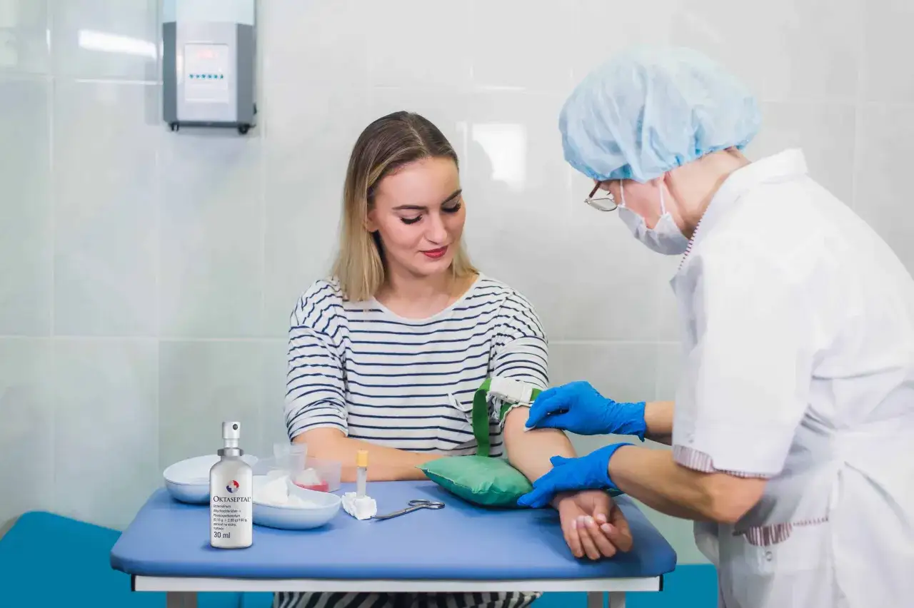 pacjent przygotowujący się do pobrania krwi