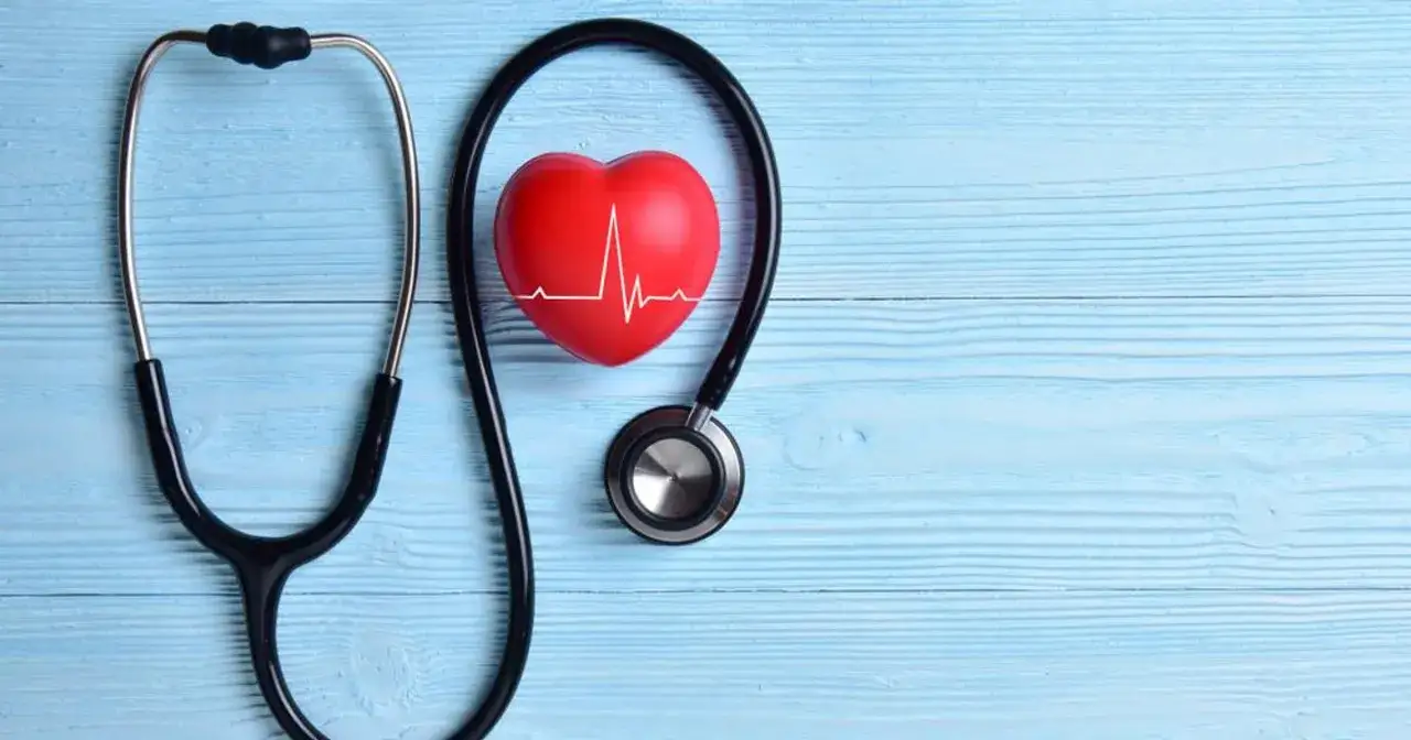 Stetoskop otacza czerwone serce z linią EKG. Symbol troski o zdrowie, być może związany z badaniami biosotal.