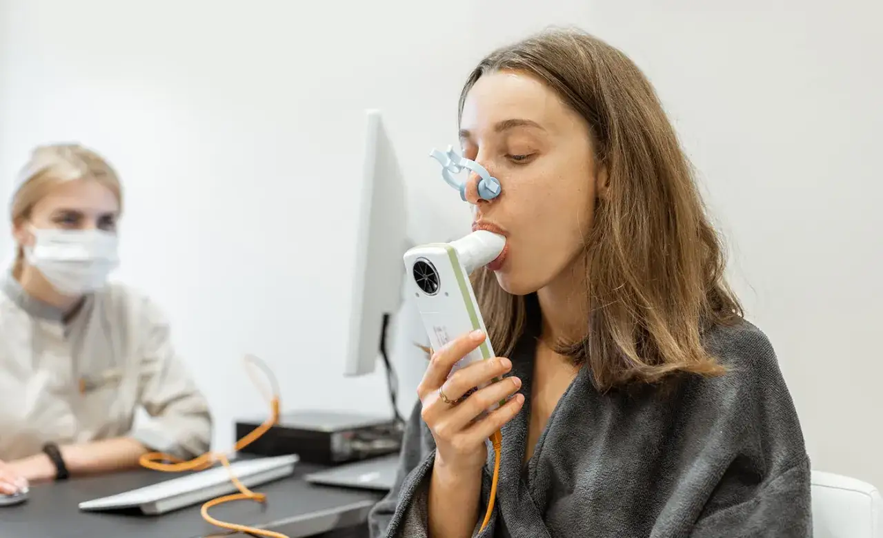 Osoba wykonująca spirometrię