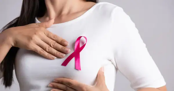 Kobieta z różową wstążką na piersi, symbolem walki z rakiem piersi. Leczenie tamoxifenem daje nadzieję.