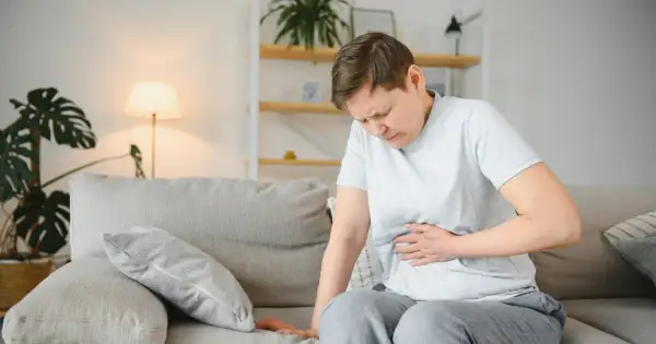 Objawy bólu trzustki: Kiedy to sygnał alarmowy? Nie ignoruj!